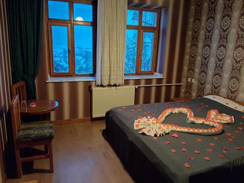 Postel nebo postele na pokoji v ubytování Kapadokya Stonelake Hotel