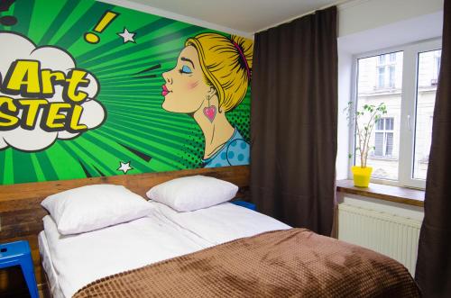 Postel nebo postele na pokoji v ubytování Pop Art Hostel Rynok Sq