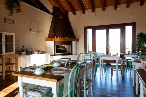 kuchnia ze stołem i krzesłami w pokoju w obiekcie Agriturismo Da Zeffi w mieście Spresiano