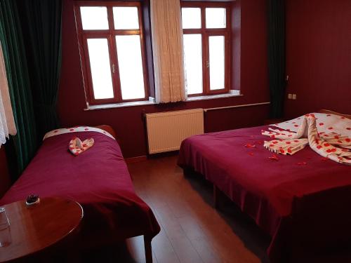 Postel nebo postele na pokoji v ubytování Kapadokya Stonelake Hotel