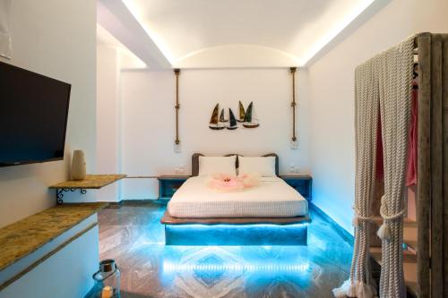 - une chambre avec un lit et un sol bleu dans l'établissement aletrivillas, à Éxo Goniá