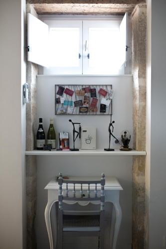 une pièce avec une table blanche et une fenêtre dans l'établissement Ma Maison, à Beaune