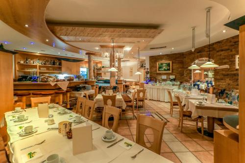 een restaurant met tafels en stoelen en een bar bij Landhaus Paradies Samnaun Spiss in Spiss