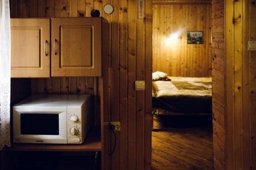 Camera piccola con forno a microonde e letto di Cottage Nezabudka a Jaremče