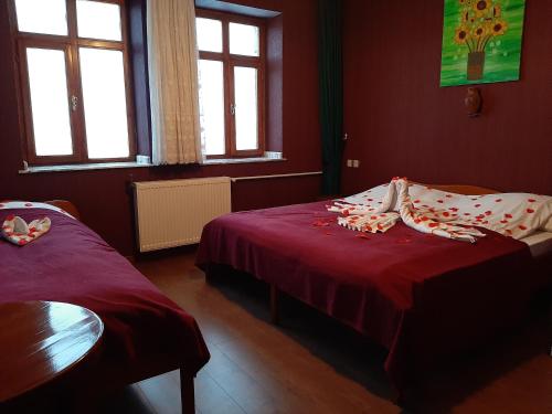 Postel nebo postele na pokoji v ubytování Kapadokya Stonelake Hotel