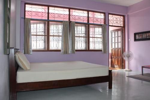 Postel nebo postele na pokoji v ubytování Smile Guesthouse Krabi
