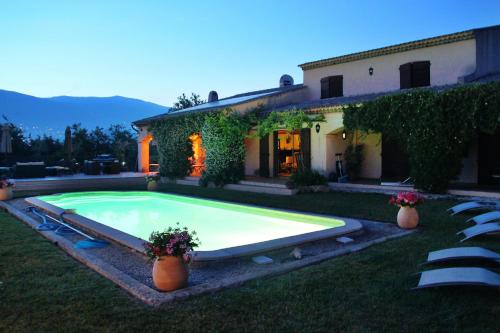 une piscine dans la cour d'une maison dans l'établissement La Cigalière, à Valbonne
