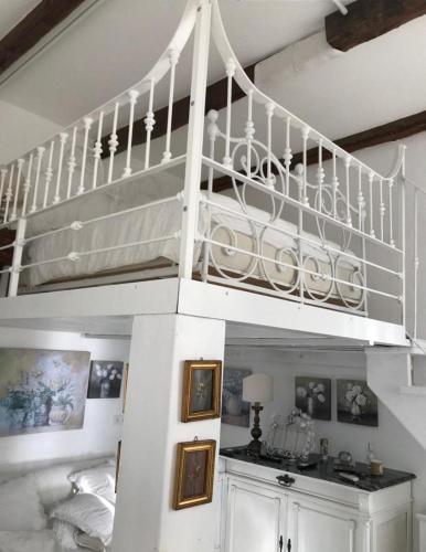 Cette chambre comprend une mezzanine blanche. dans l'établissement Maison Menton, à Menton