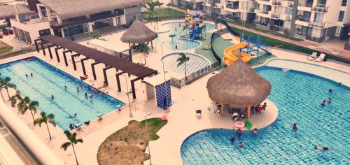 an overhead view of a swimming pool at a resort at Condominio peñazul la morada lo mejor in Girardot