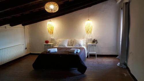 A bed or beds in a room at espai Abadia La Trilla