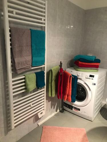 a laundry room with a washing machine and towels at Haus am Römerbad in Bad Kleinkirchheim