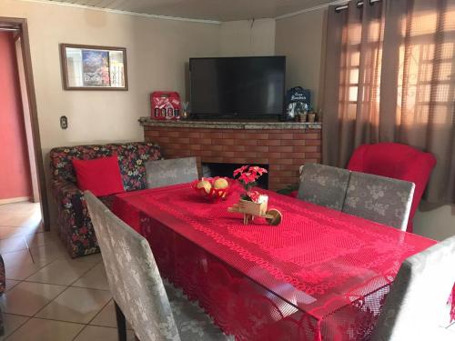 mesa de comedor con mantel rojo en Pousada da Maria, en São Gabriel