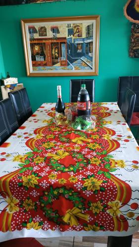 uma mesa com uma toalha de mesa com flores em Departamento Vista al mar 958 em Valparaíso