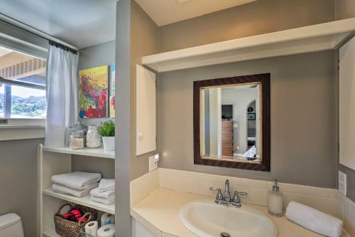 een badkamer met een wastafel en een spiegel bij Downtown Bisbee Home with Unique Mountain Views in Bisbee