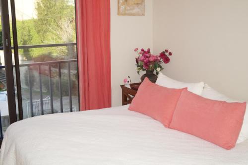 - une chambre avec un lit doté d'oreillers rouges et une fenêtre dans l'établissement Appartement vue mer, à Bastia