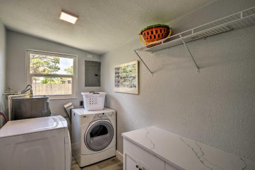 Gambar di galeri bagi Tasteful Home with Patio and Grill Less Than 2 Mi to Beach! di Naples