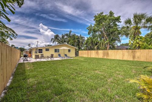 Taman di luar Tasteful Home with Patio and Grill Less Than 2 Mi to Beach!