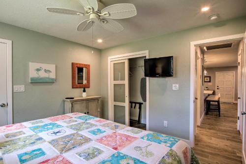 Televisyen dan/atau pusat hiburan di Tasteful Home with Patio and Grill Less Than 2 Mi to Beach!