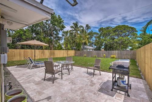 Taman di luar Tasteful Home with Patio and Grill Less Than 2 Mi to Beach!
