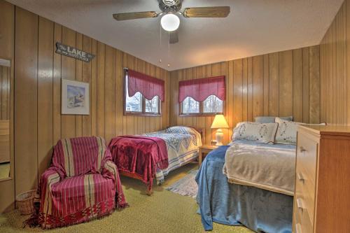 um quarto com 2 camas, uma cadeira e uma ventoinha de tecto em Great Bear Lake Home with Private Dock and Fire Pit! em Grand Junction
