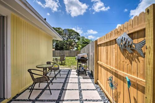 Gambar di galeri bagi Tasteful Home with Patio and Grill Less Than 2 Mi to Beach! di Naples