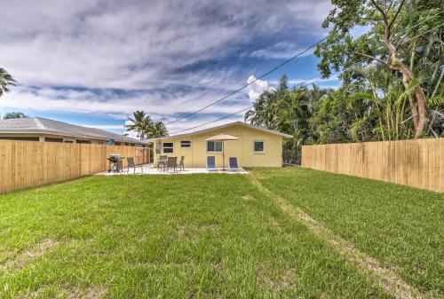 Taman di luar Tasteful Home with Patio and Grill Less Than 2 Mi to Beach!
