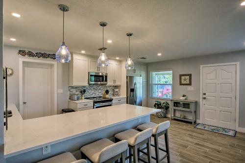 Dapur atau dapur kecil di Tasteful Home with Patio and Grill Less Than 2 Mi to Beach!