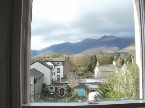 ケズウィックにあるDalkeith Guest Houseの窓から町の景色を望む
