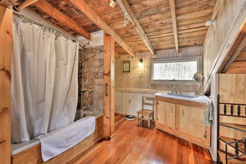 uma casa de banho com um chuveiro e um lavatório. em Skaneateles Lake Home Water Views and Private Beach em Homer