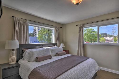 um quarto com uma cama grande e 2 janelas em Waterfront Condo on Pier in Downtown Astoria! em Astoria