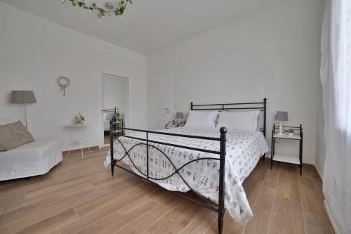 カザルボルディーノにあるHerba Salviaの黒枠のベッド1台が備わるベッドルーム1室