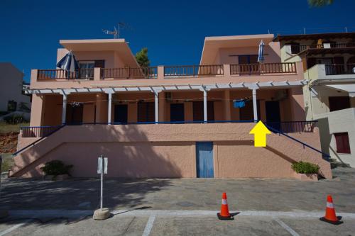 ein Gebäude mit orangefarbenen Kegeln davor in der Unterkunft Rooms Apostolis in Patitiri