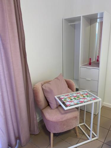 a living room with a chair and a table at Carpe Diem in Jumet