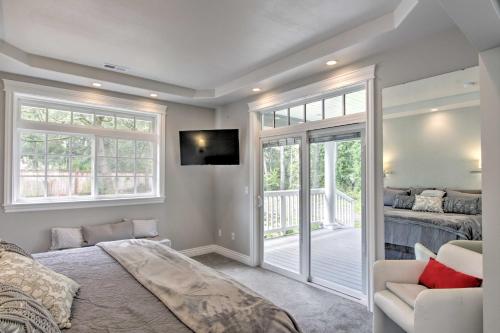 A seating area at Contemporary Tacoma Cottage with Deck and Pond!