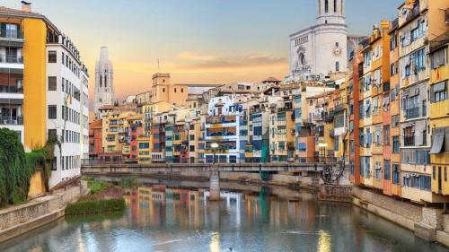 Apartment Yellow hollidays Girona, Spain - Booking.com