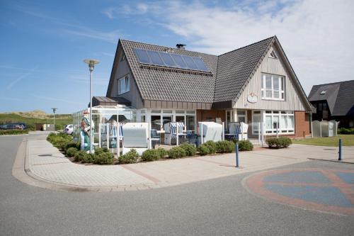 una casa con paneles solares encima en Ferienzentrum Wenningstedt, en Wenningstedt