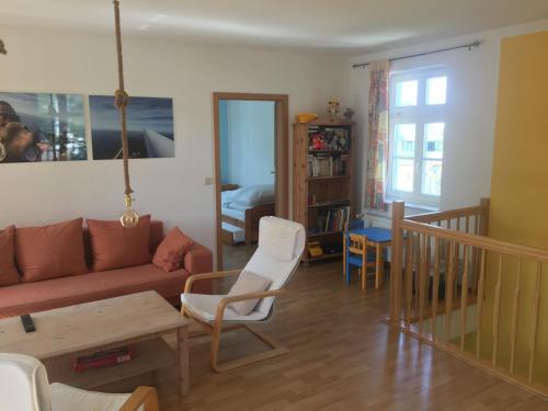 Ein Sitzbereich in der Unterkunft Ferienhaus Schwalbe Seebad Lubmin