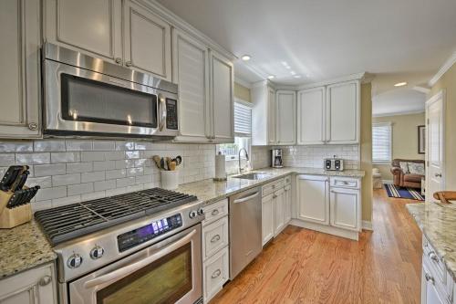 Η κουζίνα ή μικρή κουζίνα στο Lavallette House with Fenced Yard and Gas Grill!