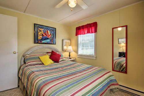 Ένα ή περισσότερα κρεβάτια σε δωμάτιο στο Charming Painter Home with Chesapeake Bay Views