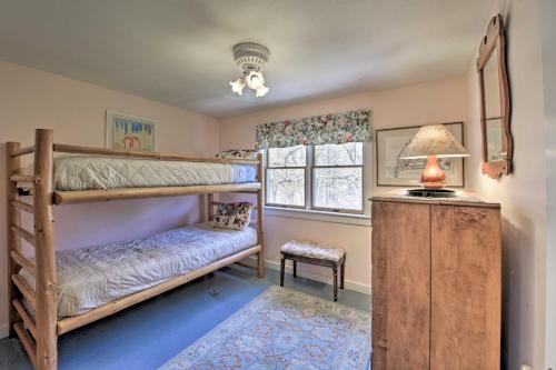 Ένα ή περισσότερα κρεβάτια σε δωμάτιο στο Peaceful Chilmark Farmhouse by Menemsha Beach