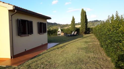カザーレ・マリッティモにあるCottage il Montaioneの庭付きの家の景色