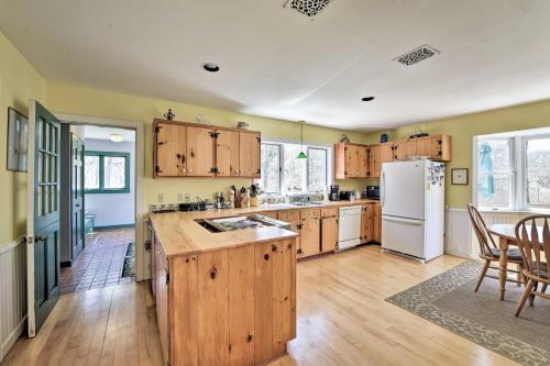 Dapur atau dapur kecil di Peaceful Chilmark Farmhouse by Menemsha Beach
