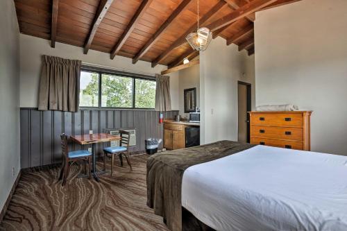 Ένα ή περισσότερα κρεβάτια σε δωμάτιο στο Burkesville Apt with Deck, Views and Pool Access!
