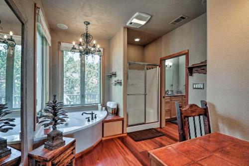 uma casa de banho com uma banheira, um chuveiro e uma mesa em Large Ruidoso Home with Stunning Views and Hot Tub em Ruidoso