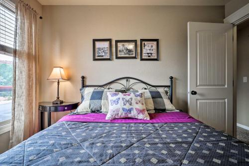 Un dormitorio con una cama grande con sábanas y almohadas púrpuras. en Lovely Kanab Condo in Dwtn, 30 mi to Zion NP!, en Kanab