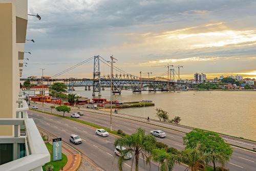 een uitzicht op een brug over een rivier met auto's bij Slaviero Baia Norte Florianópolis in Florianópolis