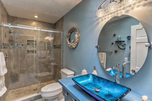 y baño con lavabo azul y ducha. en North Myrtle Beach Townhome, 1 Block to Ocean!, en Myrtle Beach