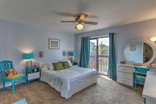 1 dormitorio con cama, escritorio y espejo en North Myrtle Beach Townhome, 1 Block to Ocean!, en Myrtle Beach