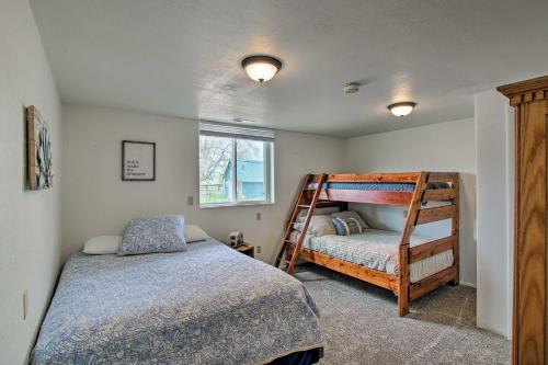 Двухъярусная кровать или двухъярусные кровати в номере Lakeview Condo by Bear Lake, 6 Mi to N Beach
