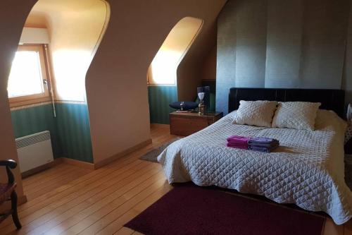 une chambre avec un lit avec une couette blanche dans l'établissement Regard bleu sur horizoN, à Trégunc